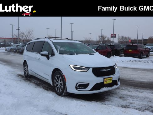 Used 2023 Chrysler Pacifica Pinnacle image 1