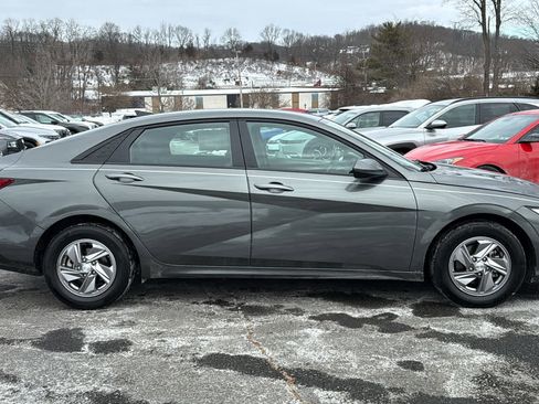 Used 2025 Hyundai Elantra SE image 2