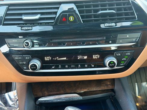 Used 2019 BMW 530e xDrive w/ Convenience Package image 32