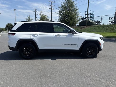 Used 2025 Jeep Grand Cherokee Altitude AWD/4WD image 10