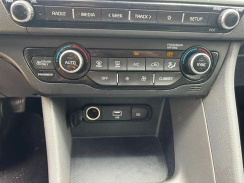 Used 2020 Kia Niro LX FWD image 18