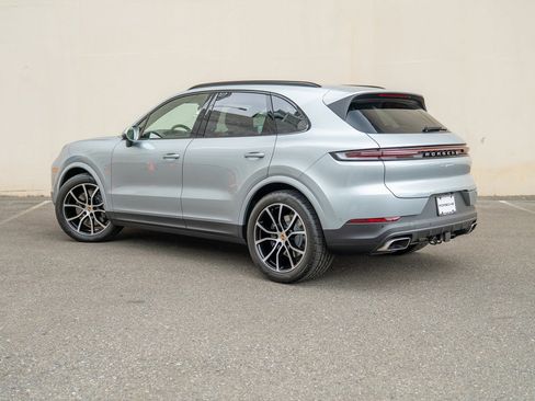 Certified 2025 Porsche Cayenne AWD/4WD image 3