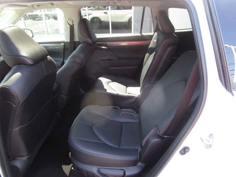 Used 2021 Toyota Highlander Limited AWD/4WD image 9