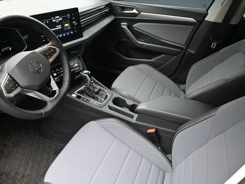 Used 2025 Volkswagen Jetta SE image 16