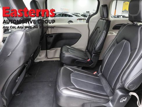 Used 2023 Chrysler Pacifica Touring-L image 21