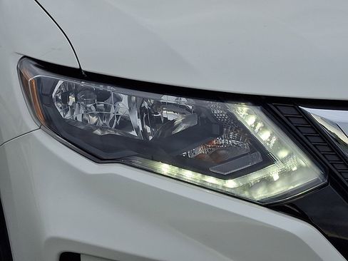 Used 2018 Nissan Rogue SV w/ Premium Package AWD/4WD image 9
