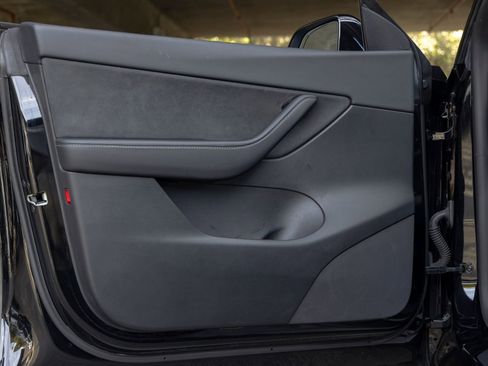 Used 2021 Tesla Model Y Long Range image 21