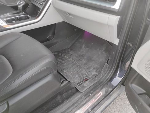 Used 2023 Kia Carnival LX w/ Paint Protection Package image 11