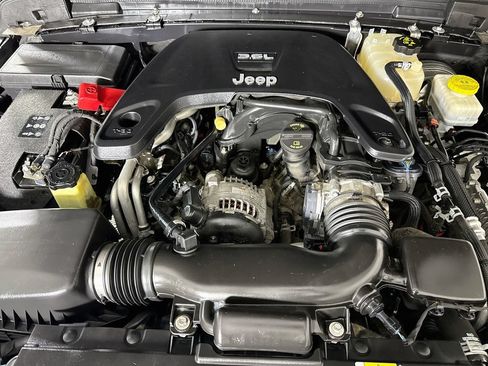 Used 2018 Jeep Wrangler Unlimited Sahara AWD/4WD image 31
