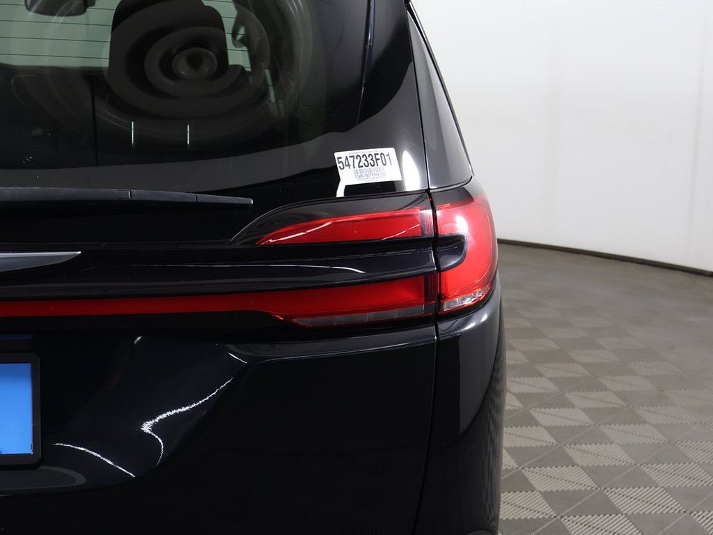 Used 2023 Chrysler Pacifica Touring-L FWD image 17