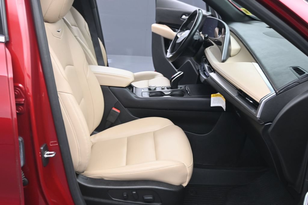 Used 2024 Cadillac XT4 Luxury w/ Cold Weather Package AWD/4WD image 11