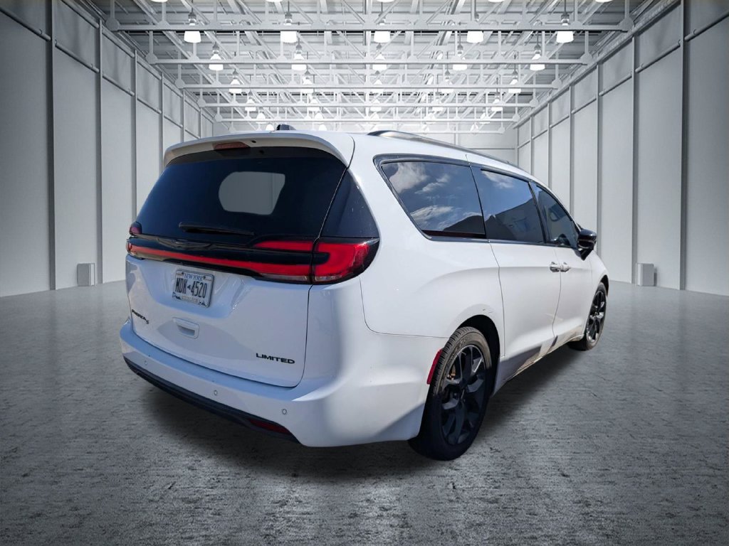 Used 2025 Chrysler Pacifica Limited FWD image 3