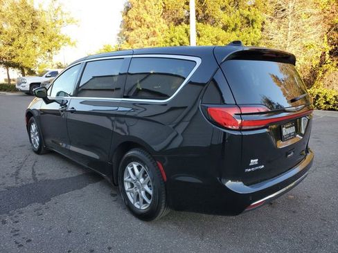 Used 2024 Chrysler Pacifica Touring-L image 3