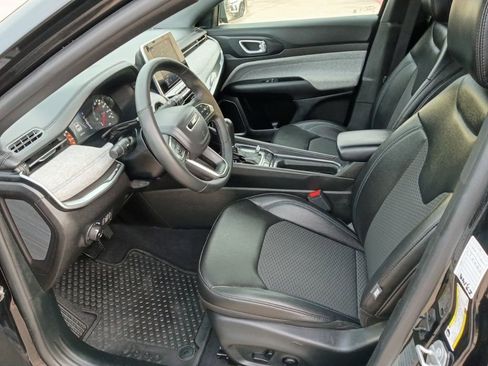 Used 2025 Jeep Compass Latitude w/ Sun & Sound Group AWD/4WD image 4