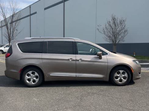 Used 2017 Chrysler Pacifica Touring-L Plus image 6