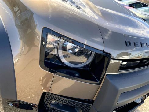 Used 2025 Land Rover Defender 110 X-Dynamic SE image 24