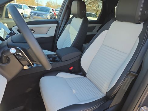 New 2025 Land Rover Discovery Sport Dynamic SE image 15