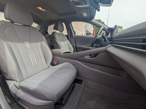 Used 2025 Hyundai Elantra SEL FWD image 30