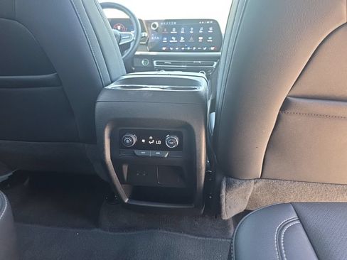 Used 2025 Chevrolet Traverse LT FWD image 26