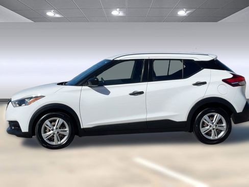 Used 2020 Nissan Kicks S image 2