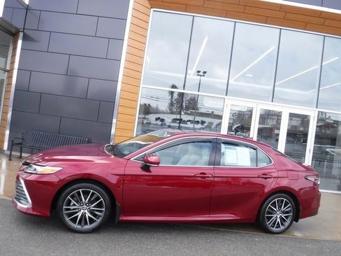 Used 2022 Toyota Camry XLE w/ Navigation Upgrade Package image 2