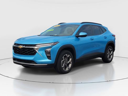 Used 2025 Chevrolet Trax LT FWD image 2