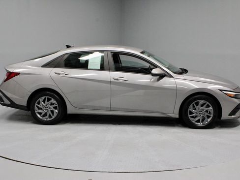 Used 2024 Hyundai Elantra SEL FWD image 6