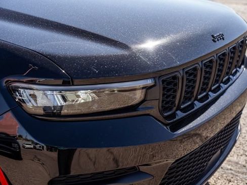 Used 2025 Jeep Grand Cherokee Altitude AWD/4WD image 12