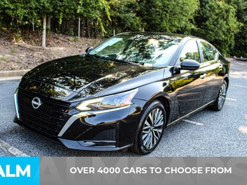 Used 2025 Nissan Altima 2.5 SV FWD image 2