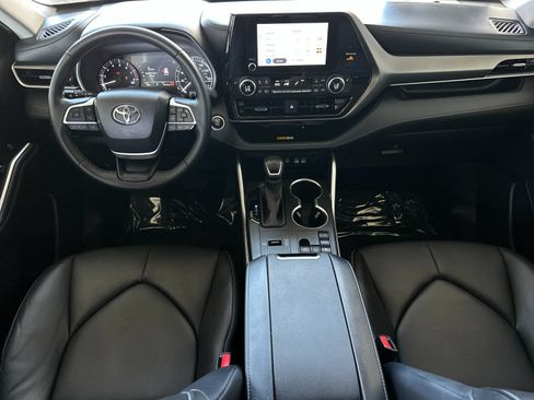 Used 2024 Toyota Highlander XLE FWD image 12