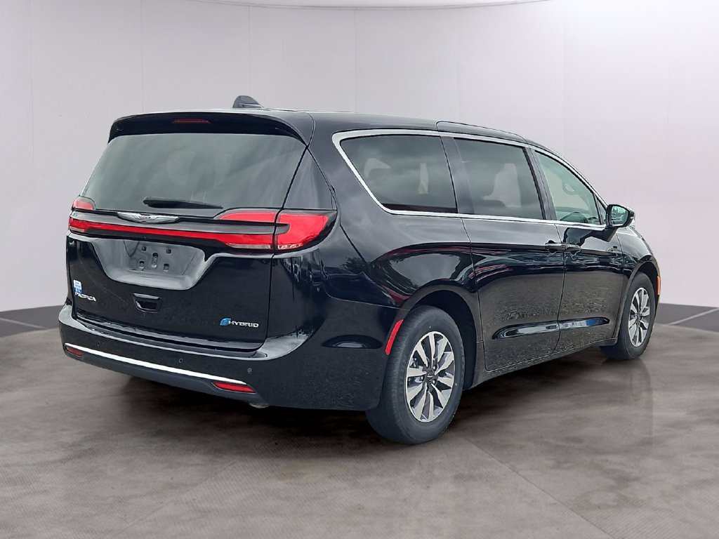 Used 2024 Chrysler Pacifica Limited FWD image 4