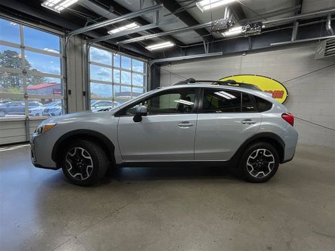 Used 2017 Subaru Crosstrek 2.0i Premium w/ Moonroof Package image 2