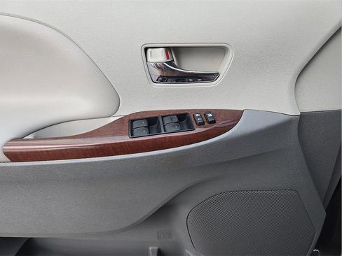 Used 2012 Toyota Sienna XLE image 14