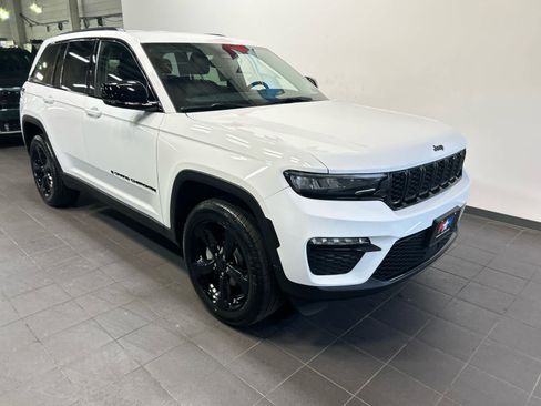 Used 2023 Jeep Grand Cherokee Limited w/ Black Appearance Package AWD/4WD image 2