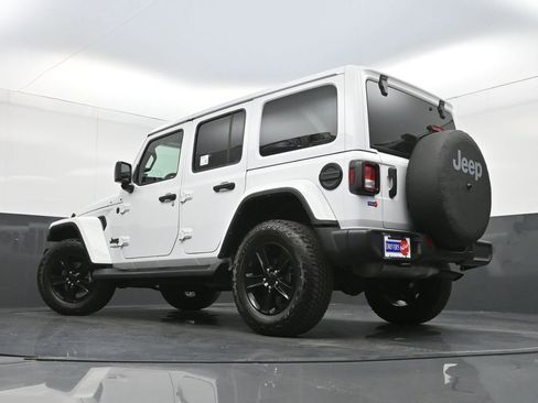 Used 2022 Jeep Wrangler Unlimited Sahara AWD/4WD image 29