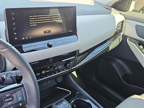 Used 2024 Nissan Rogue SL w/ SL Premium Package image 17