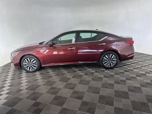Used 2025 Nissan Altima 2.5 SV FWD image 11
