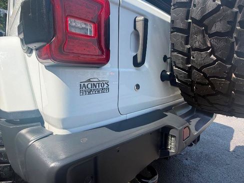 Used 2018 Jeep Wrangler Unlimited Sahara AWD/4WD image 17