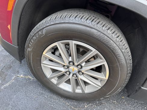 Used 2023 Chevrolet Traverse LT image 8