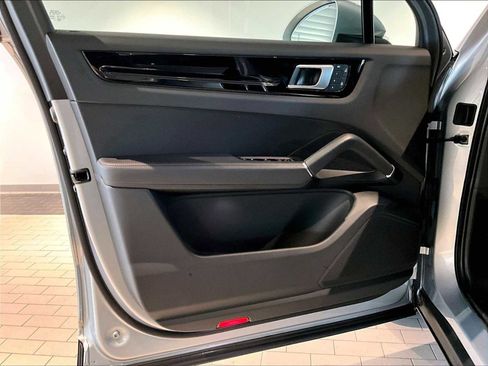 Used 2023 Porsche Cayenne image 26