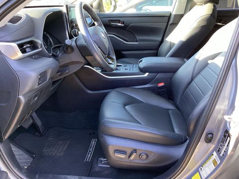 Used 2021 Toyota Highlander XLE image 7