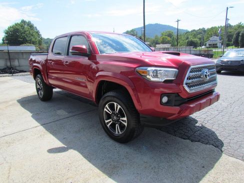 Used 2017 Toyota Tacoma TRD Sport w/ Tow Package (A/T) AWD/4WD image 7