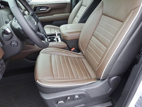 Used 2025 GMC Yukon Denali Ultimate AWD/4WD image 9