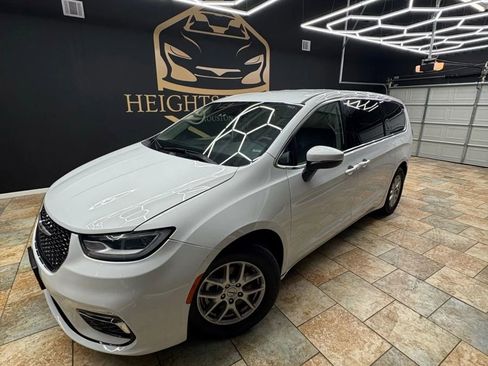 Used 2023 Chrysler Pacifica Limited image 3