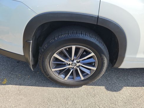 Used 2018 Toyota Highlander XLE AWD/4WD image 35