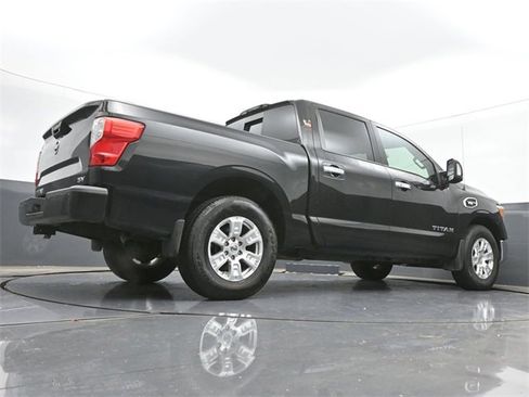 Used 2017 Nissan Titan SV image 39