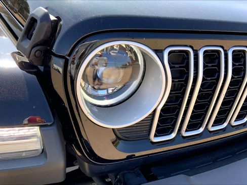 Used 2025 Jeep Wrangler Unlimited Sahara AWD/4WD image 28
