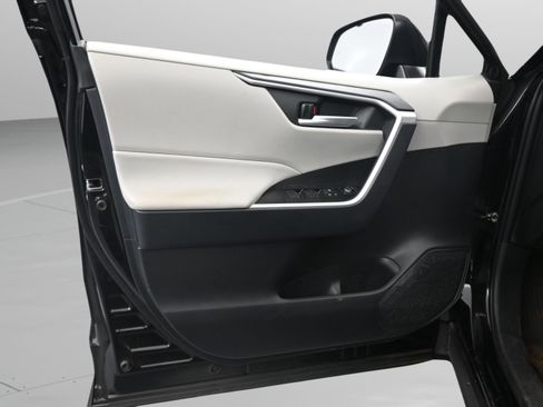 Used 2025 Toyota RAV4 XLE image 31