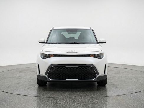 Used 2025 Kia Soul LX w/ LX Technology Package FWD image 2