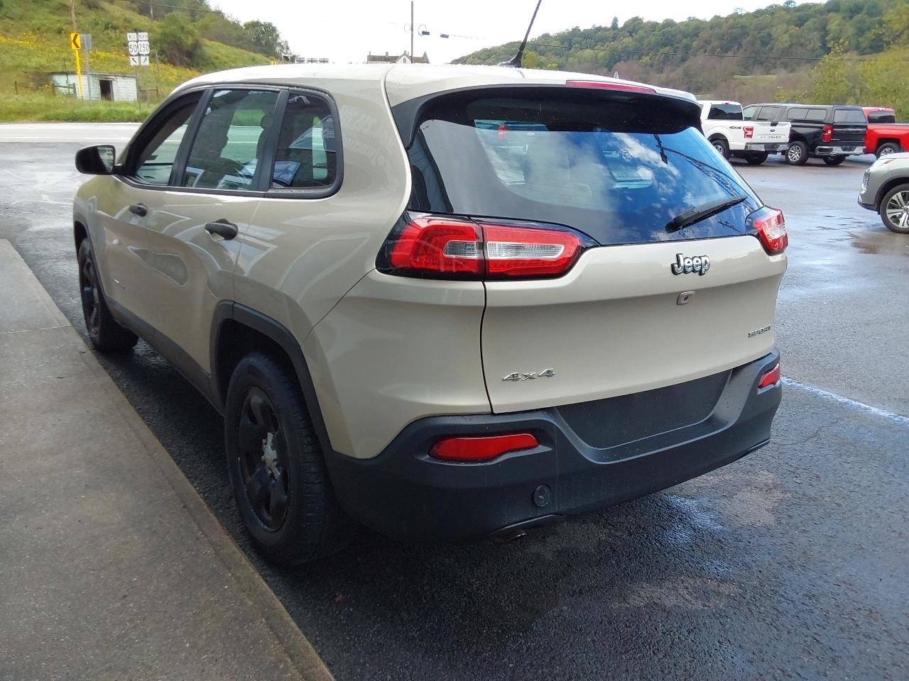 Used 2015 Jeep Cherokee Sport AWD/4WD image 5